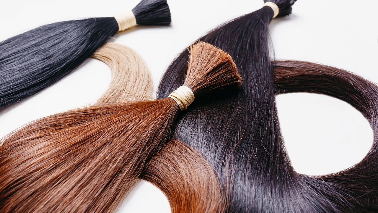 Mulher com cabelos longos e volumosos, exibindo a durabilidade de um mega hair bem cuidado.