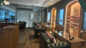 Ambiente sofisticado e recepção do Shandara Beauty, reconhecido como o melhor salão de beleza em Souzas.